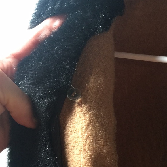 Lisa International woman’s tan 2 button 100% boiled wool vest w/removable collar - Picture 6 of 7